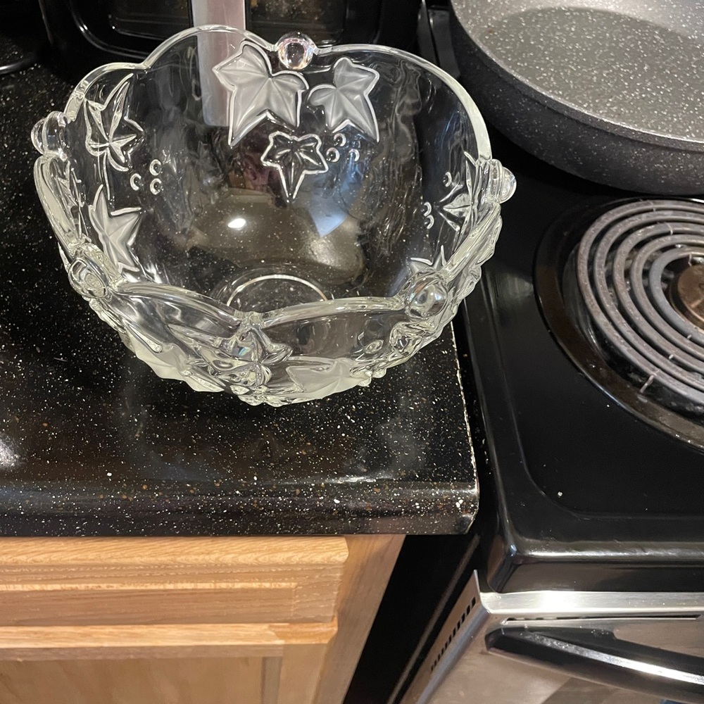 Elegant Mikasa Glass Bowl and Platter with Parisian Ivy design